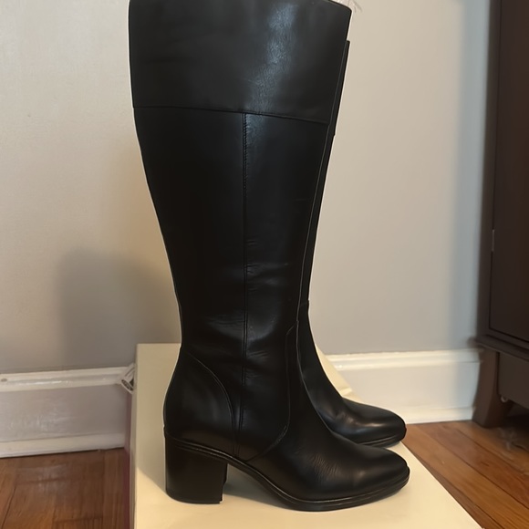 Women’s 4.5M Naturalizer wide calf Harbor boot. Shaft is 14 in. Beautiful boots! - Picture 5 of 8